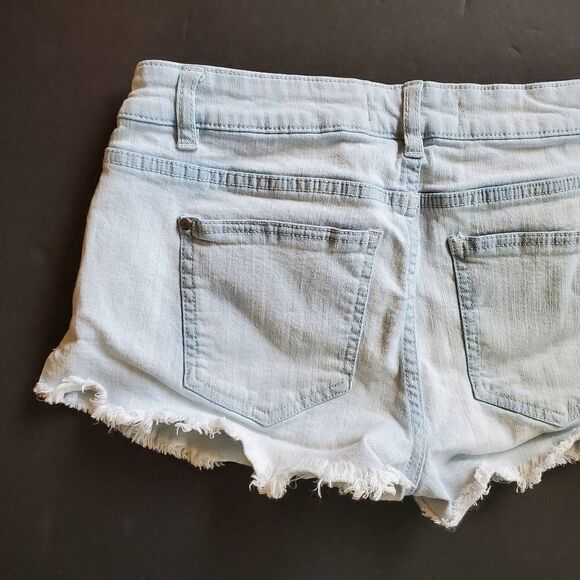 Design Lab Floral Cutoff Jean Shorts - Picture 8 of 9